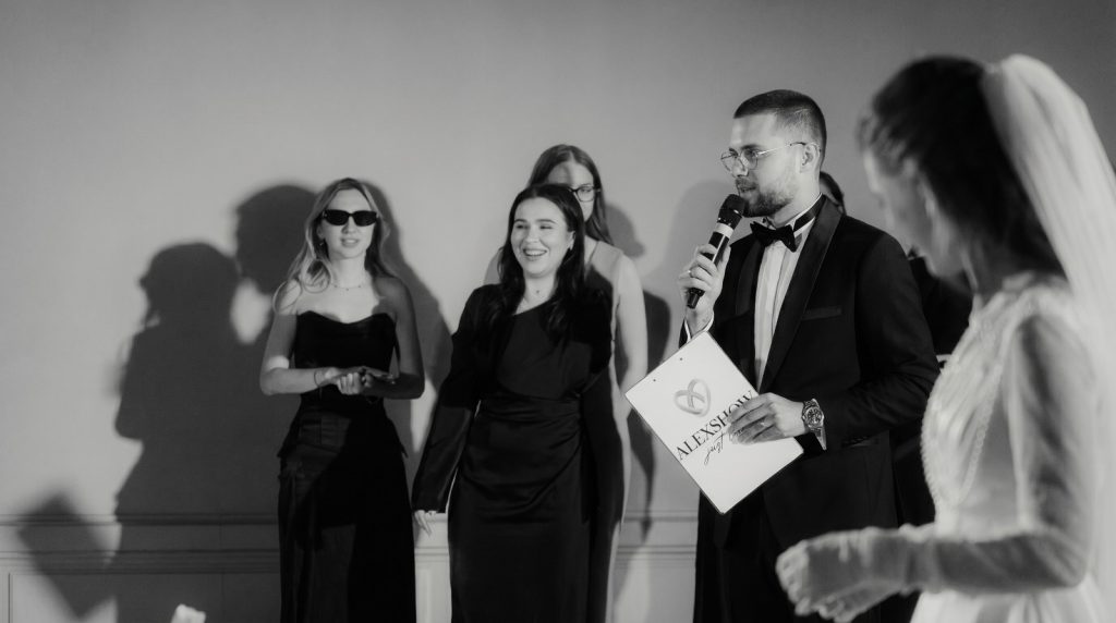 Moderator Davis begleitet die Hochzeit mit stilvoller und moderner Moderation vor Gästen