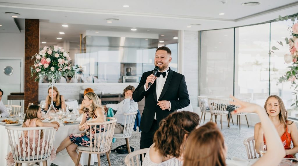 Moderator Demy begeistert Gäste mit moderner und stilvoller Hochzeitsmoderation