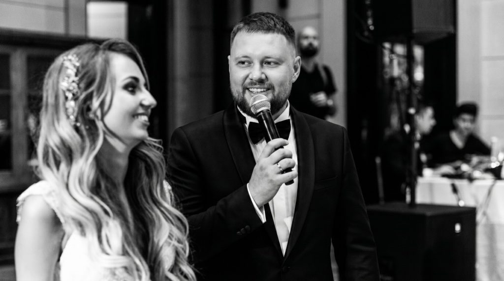 Moderator Demy begleitet emotionale Hochzeitsmomente mit stilvoller Moderation