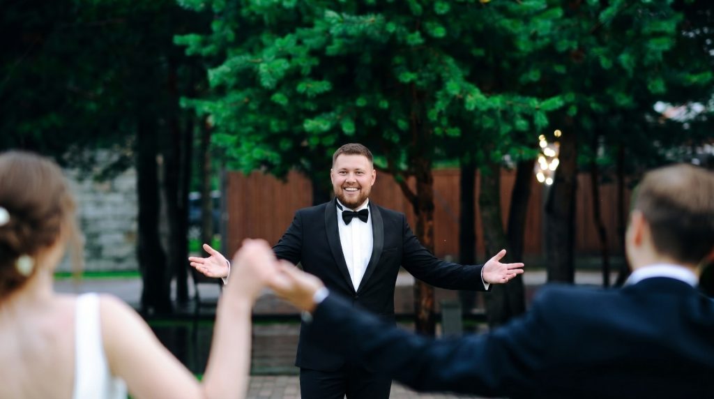 Moderator Demy begrüßt das Brautpaar mit stilvoller und emotionaler Hochzeitsmoderation im Freien