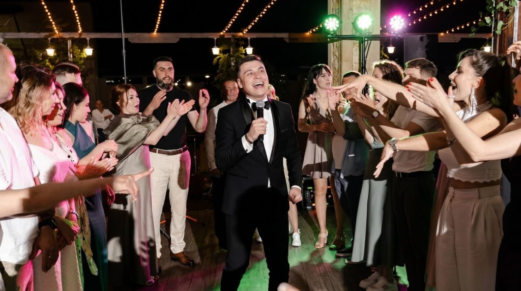 Hochzeitsmoderator Roman sorgt auf der Tanzfläche für emotionale Stimmung und moderne Unterhaltung