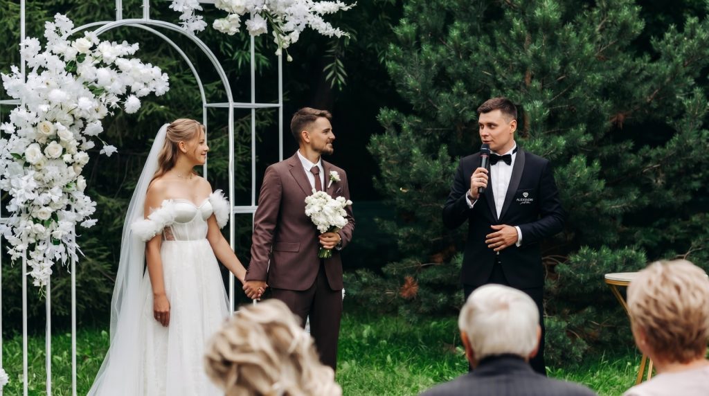 Hochzeitsmoderator Roman begleitet eine emotionale freie Trauung im Grünen mit stilvoller Moderation