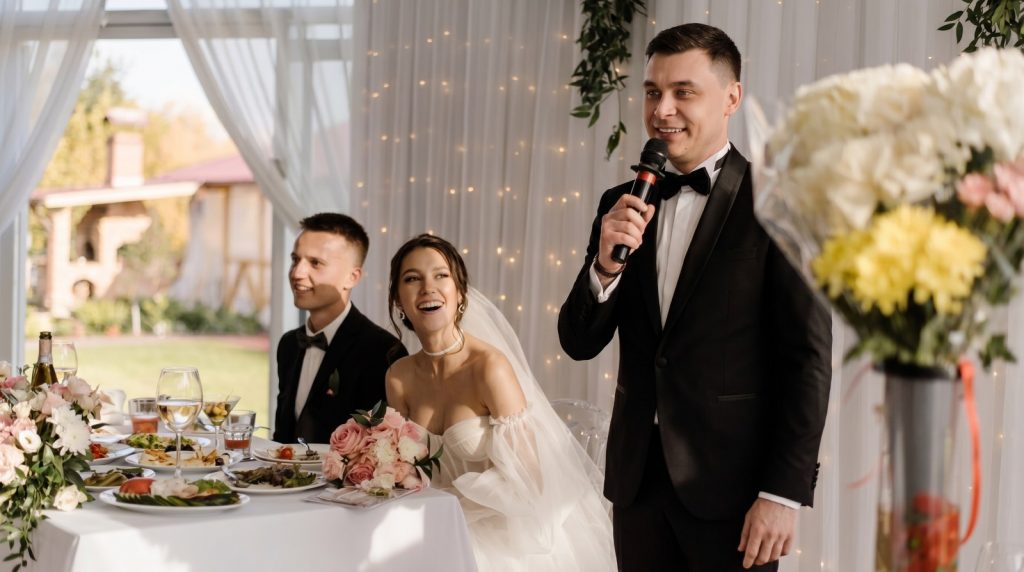 Hochzeitsmoderator Roman begleitet das Brautpaar mit moderner und emotionaler Hochzeitsmoderation