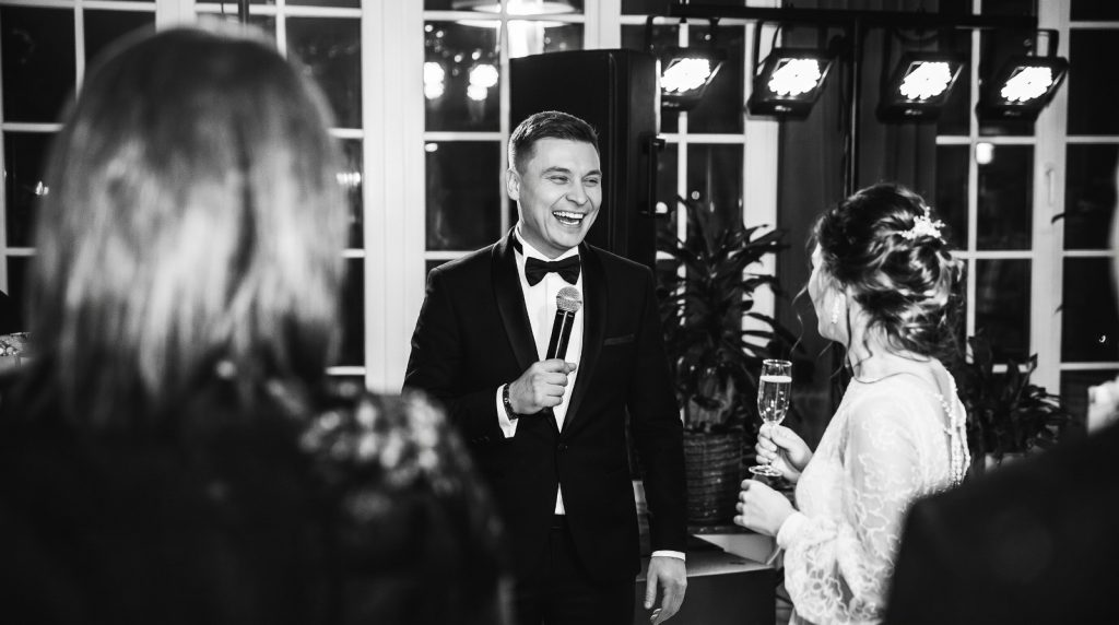 Hochzeitsmoderator Roman sorgt mit emotionaler Moderation für besondere Hochzeitsmomente