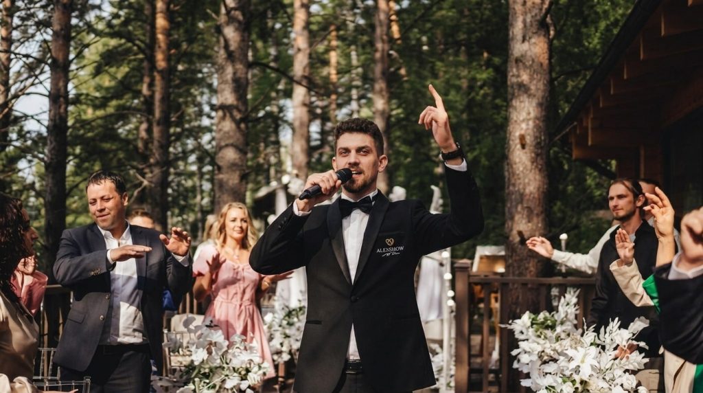 Hochzeitsmoderator begleitet eine deutsch-italienische Hochzeit mit zweisprachiger Moderation auf Deutsch und Italienisch.