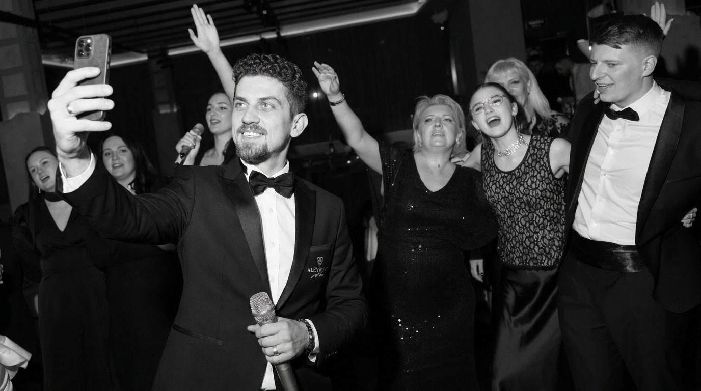 Michelangelo feiert mit Gästen auf einer deutsch-italienischen Hochzeit
