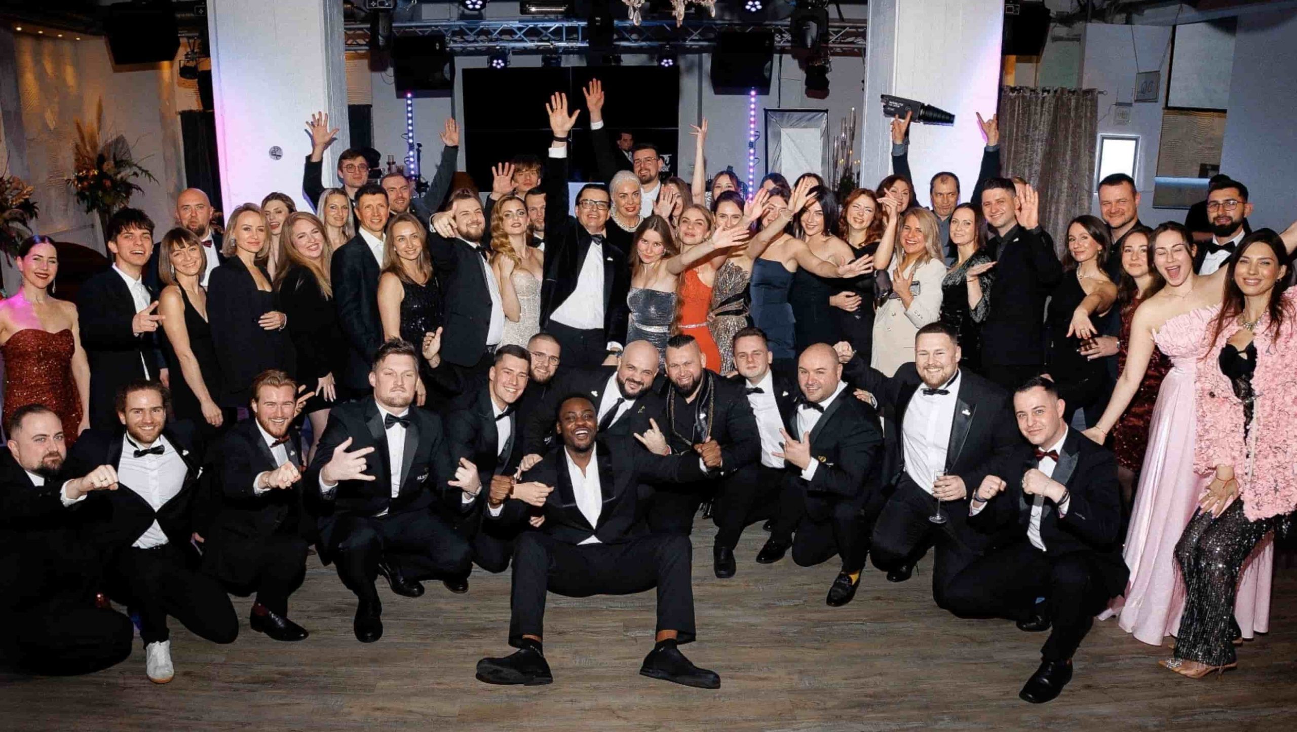 Großes AlexShow Team mit Tamada, Hochzeitsmoderatoren, DJs, Fotografen und Künstlern bei einer Hochzeitsveranstaltung in Frankfurt