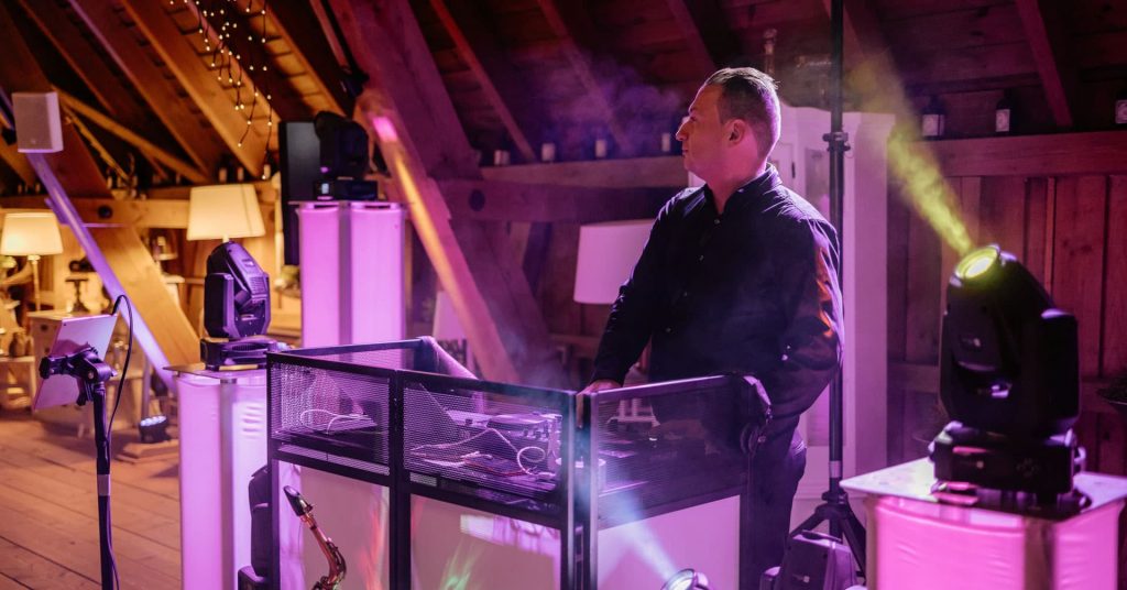 Anton am DJ-Pult mit Saxophon