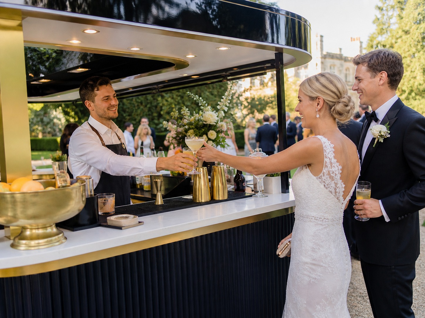 Brautpaar bekommt Cocktails an einer mobilen Cocktailbar für Hochzeit