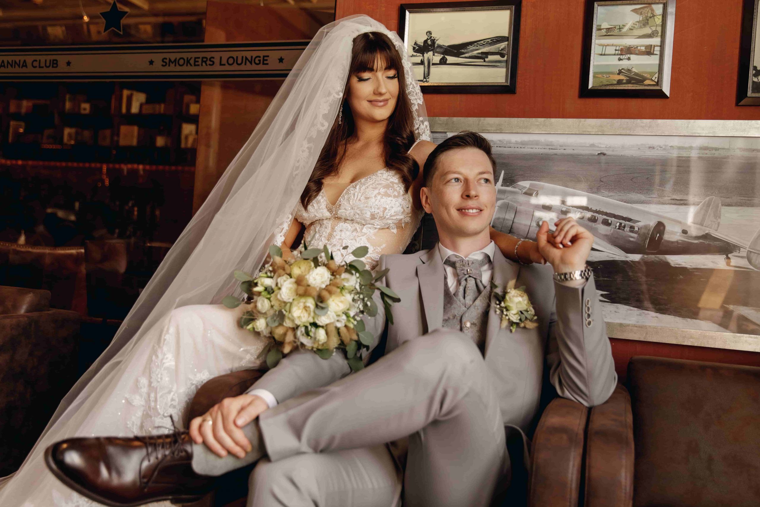 Brautpaar bei einer russisch-deutschen Hochzeit in Berlin in einer stilvollen Lounge während des Hochzeitsshootings