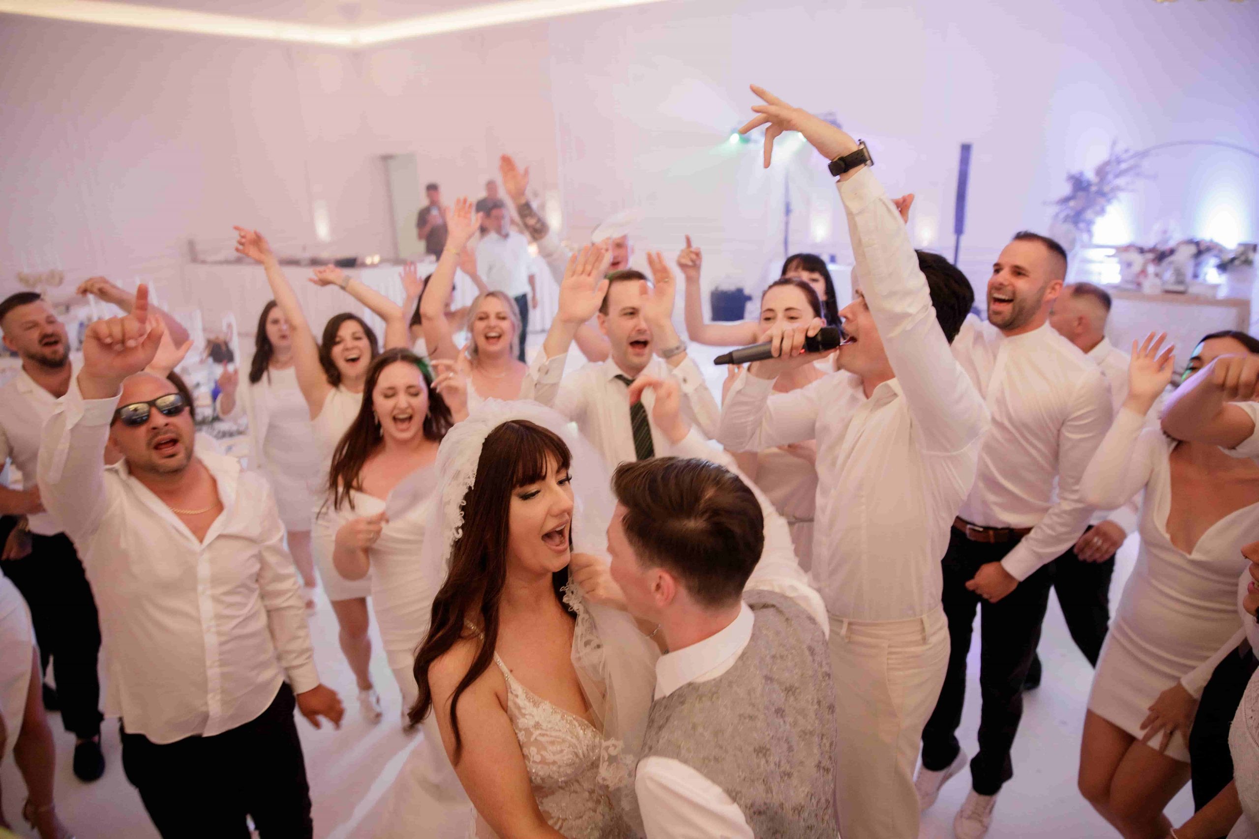 Ausgelassene Hochzeitsfeier in Berlin mit singenden und tanzenden Gästen auf einer russisch-deutschen Hochzeit