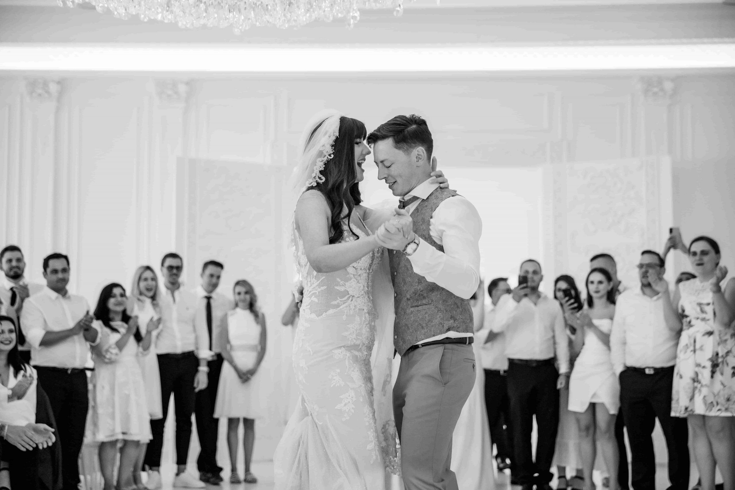 Romantischer Hochzeitstanz eines Brautpaares auf einer russisch-deutschen Hochzeit in Berlin vor emotionalen Gästen