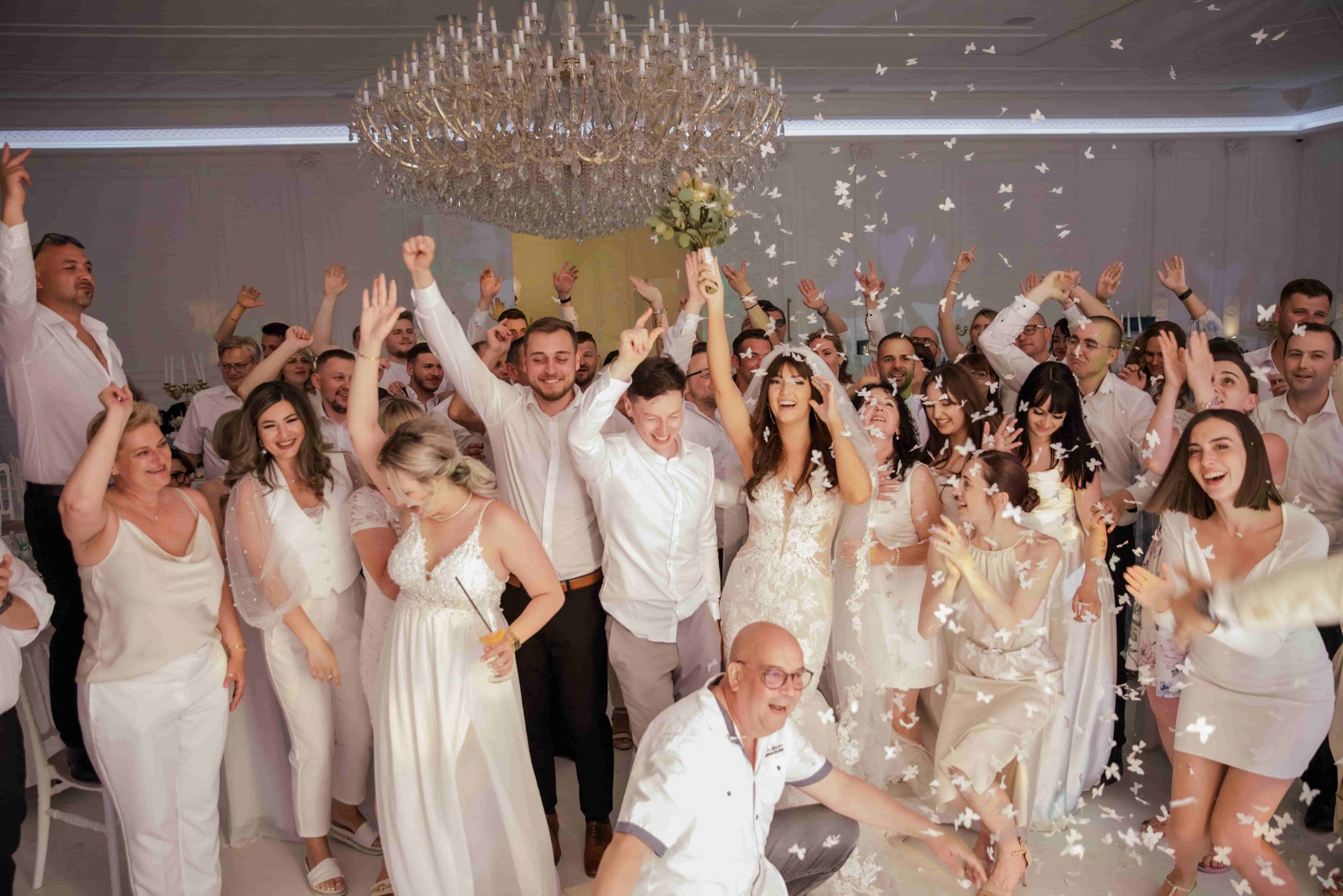 Große Party bei einer russisch-deutschen Hochzeit in Berlin mit feiernden Gästen und emotionaler Stimmung auf der Tanzfläche