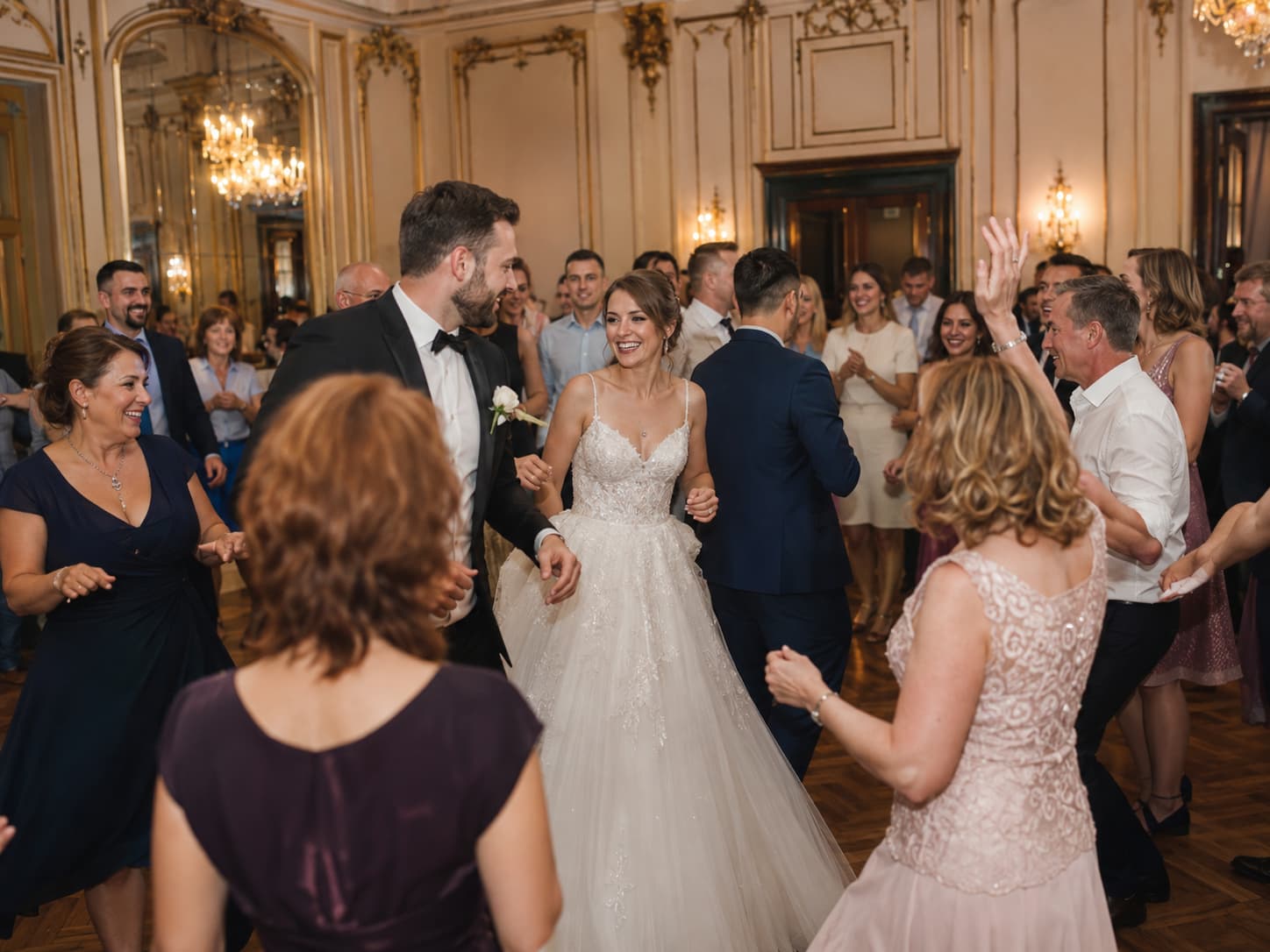 Brautpaar tanzt mit Gästen auf der Tanzfläche bei einer russisch-deutschen Hochzeit in München.