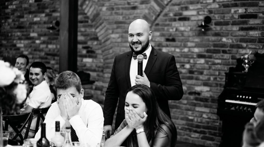 Deutsch-russischer Tamada Vincent sorgt mit humorvoller Moderation für emotionale Momente bei einer Hochzeit