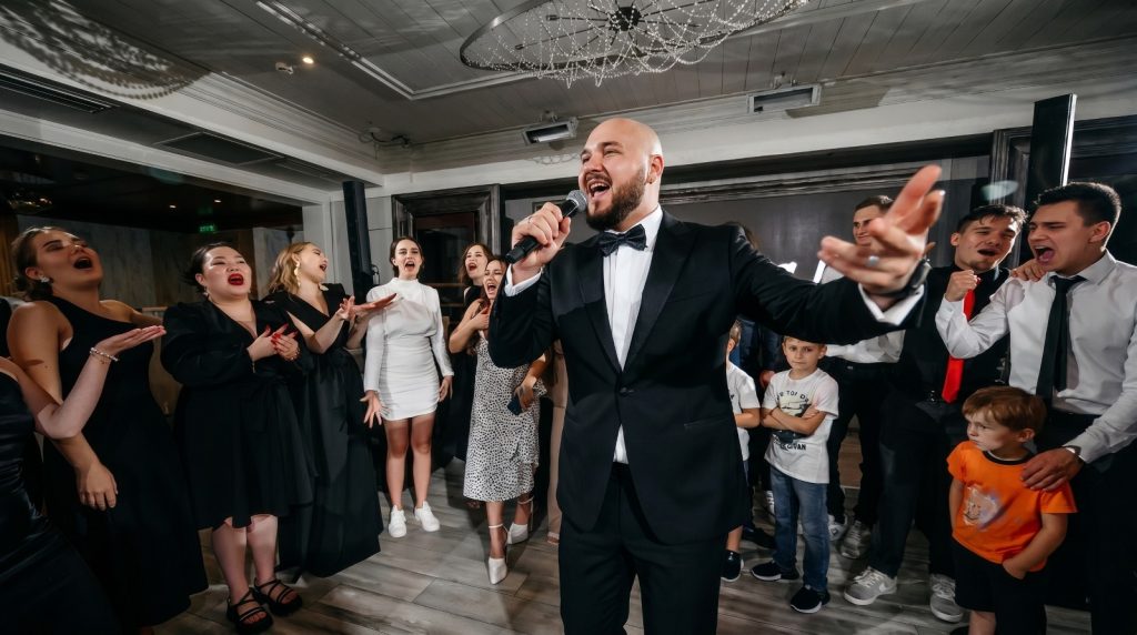 Tamada Vincent moderiert eine deutsch-russische Hochzeit mit singenden und feiernden Gästen auf der Tanzfläche