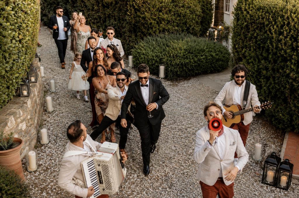Musikalischer Hochzeitseinzug auf einer russisch-italienischen Hochzeit.