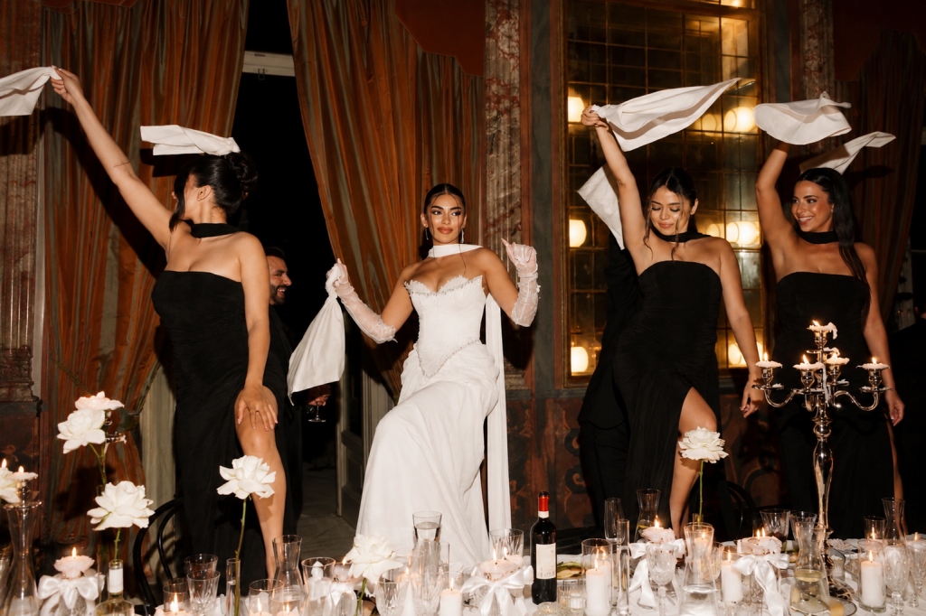 Russisch-italienische Hochzeit: Die Braut und ihre Brautjungfern tanzen auf der Hochzeitsfeier.