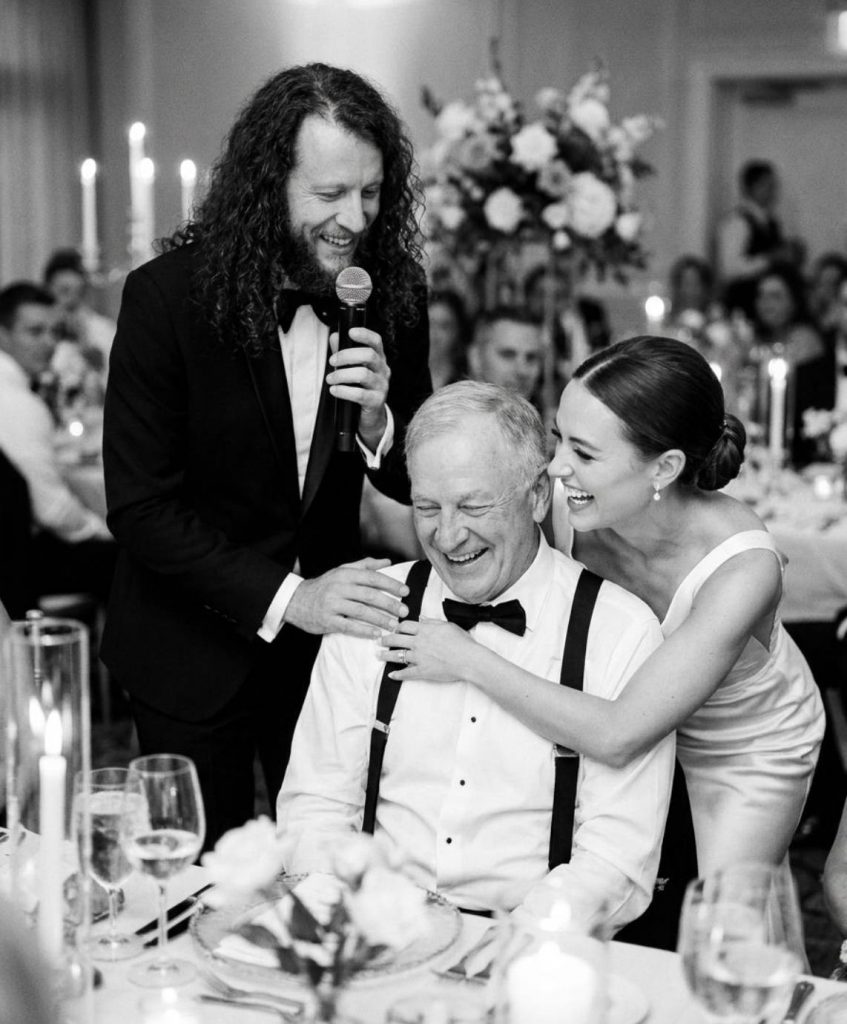 Hochzeitsmoderator Jonny moderiert einen emotionalen Programmpunkt mit der Braut und ihrem Vater während der Hochzeitsfeier.