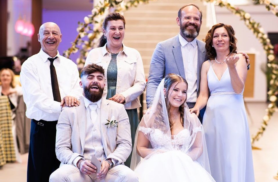 Brautpaar mit Familie und Gästen bei der Hochzeitsfeier in Düsseldorf