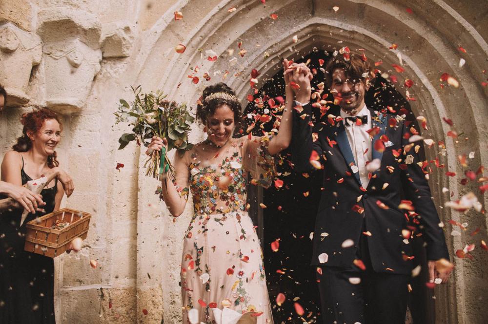 Deutsch-französische Hochzeit – Auszug des Brautpaars mit Konfetti