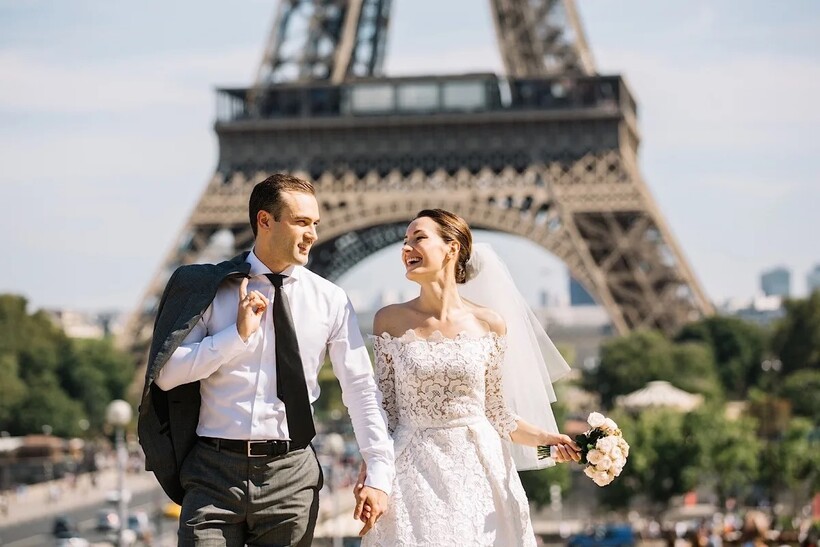 Deutsch-französische Hochzeit – Brautpaar vor dem Eiffelturm in Paris