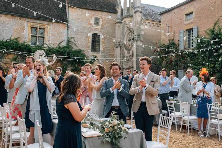 Deutsch-französische Hochzeit – Empfang mit applaudierenden Gästen im Schlosshof