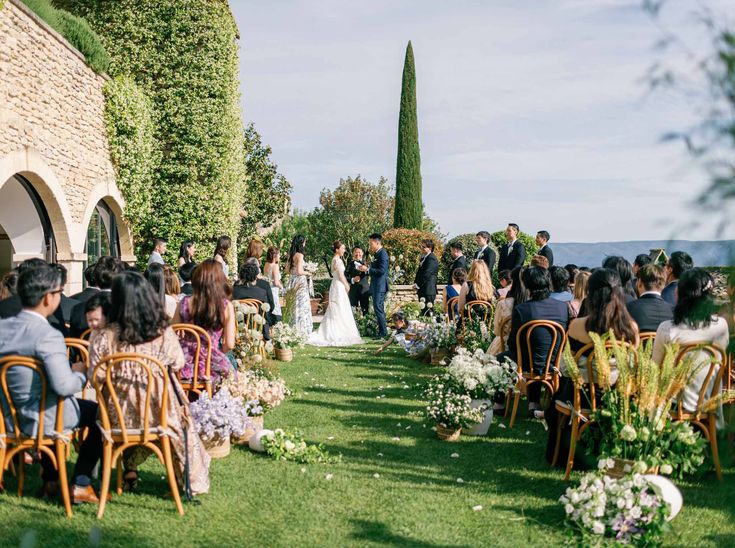 Deutsch-französische Hochzeit – freie Trauung im Garten in der Provence