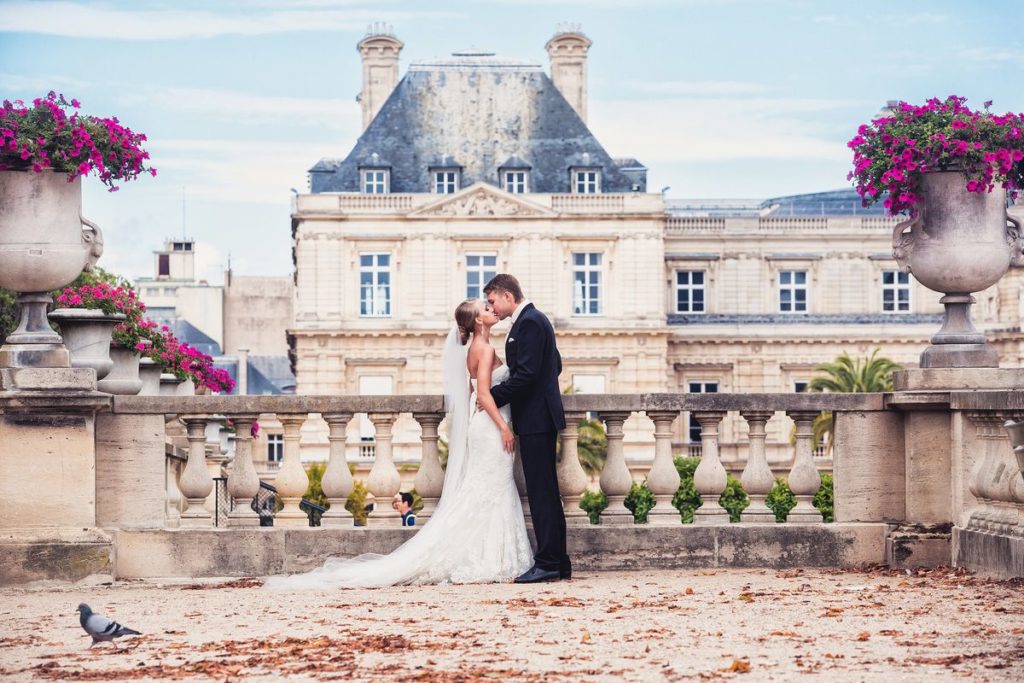 Deutsch-französische Hochzeit – Brautpaar am Palais du Luxembourg in Paris