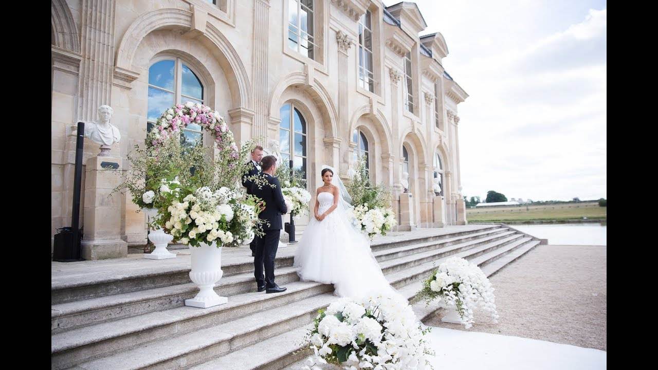 Deutsch-französische Hochzeit – Braut auf der Schlosstreppe mit Blumendekoration