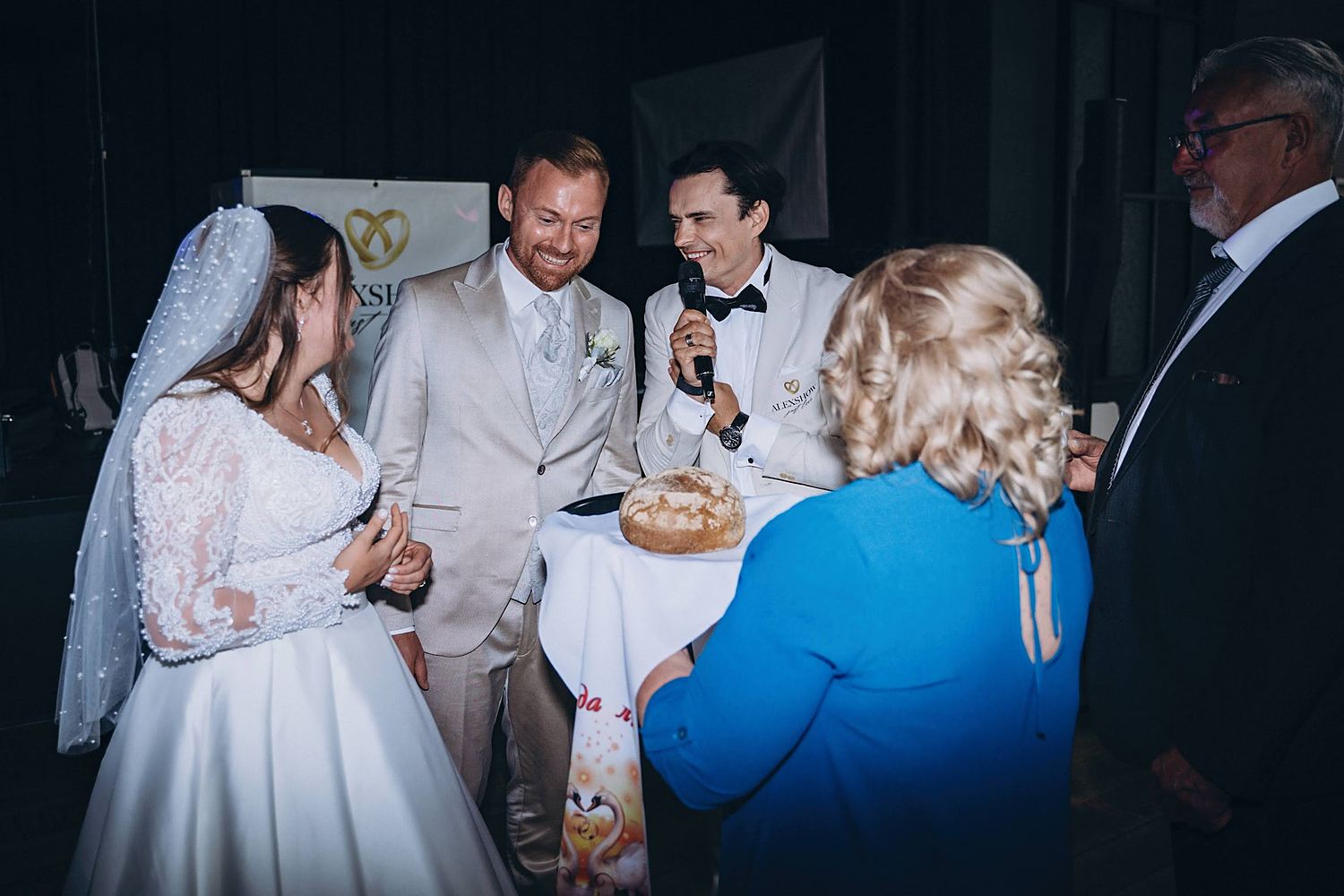 Empfang mit Brot und Salz bei einer deutsch-russischen Hochzeit in Frankfurt