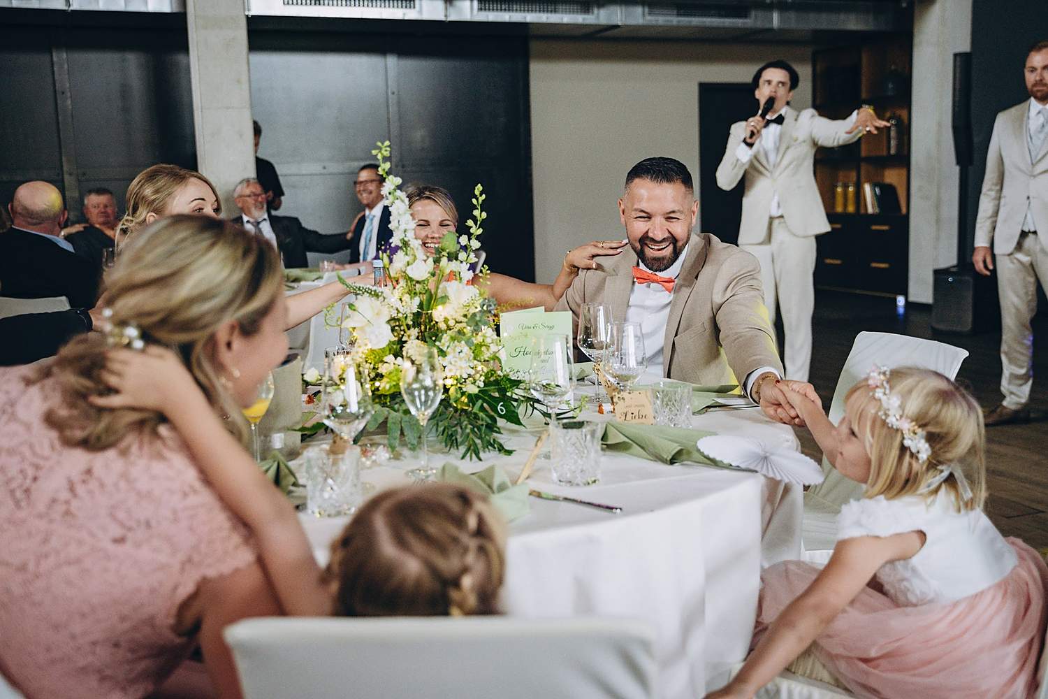 Herzlicher Moment am Tisch mit Familie und Kindern bei einer Hochzeit in Frankfurt