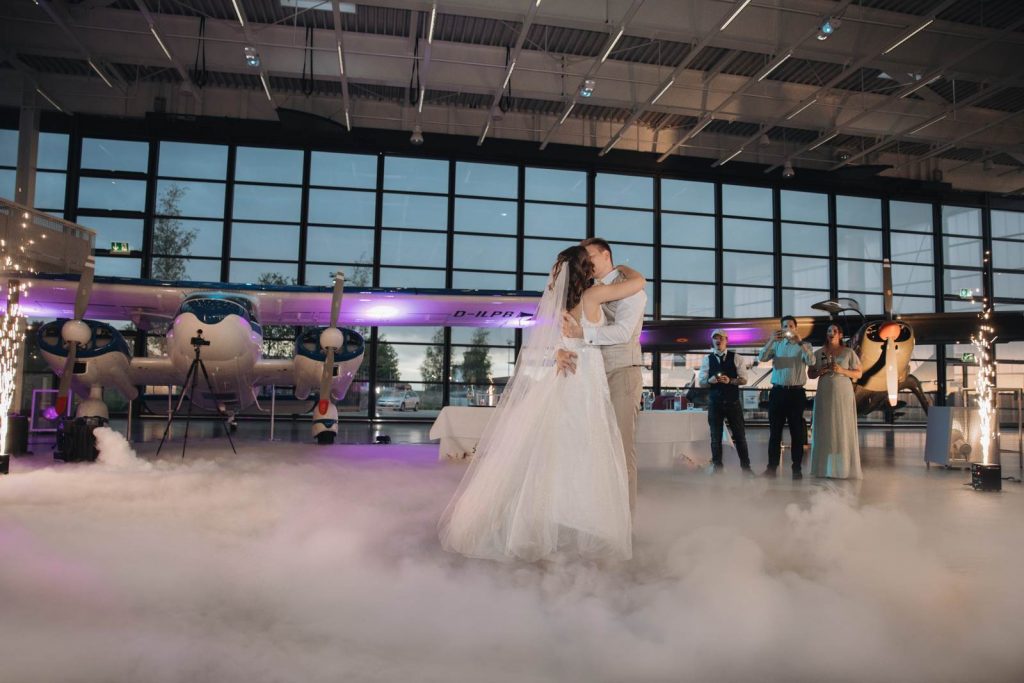 Brautpaar tanzt den ersten Tanz im dichten Bodennebel bei einer Hochzeit in Frankfurt
