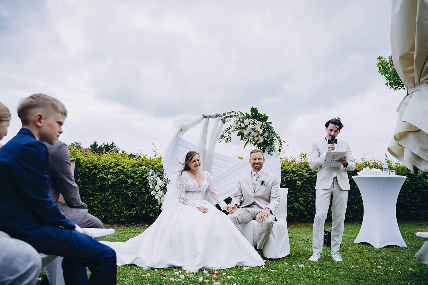 Freie Trauung im Freien: Brautpaar unter dem Blumenbogen bei einer Hochzeit in Frankfurt