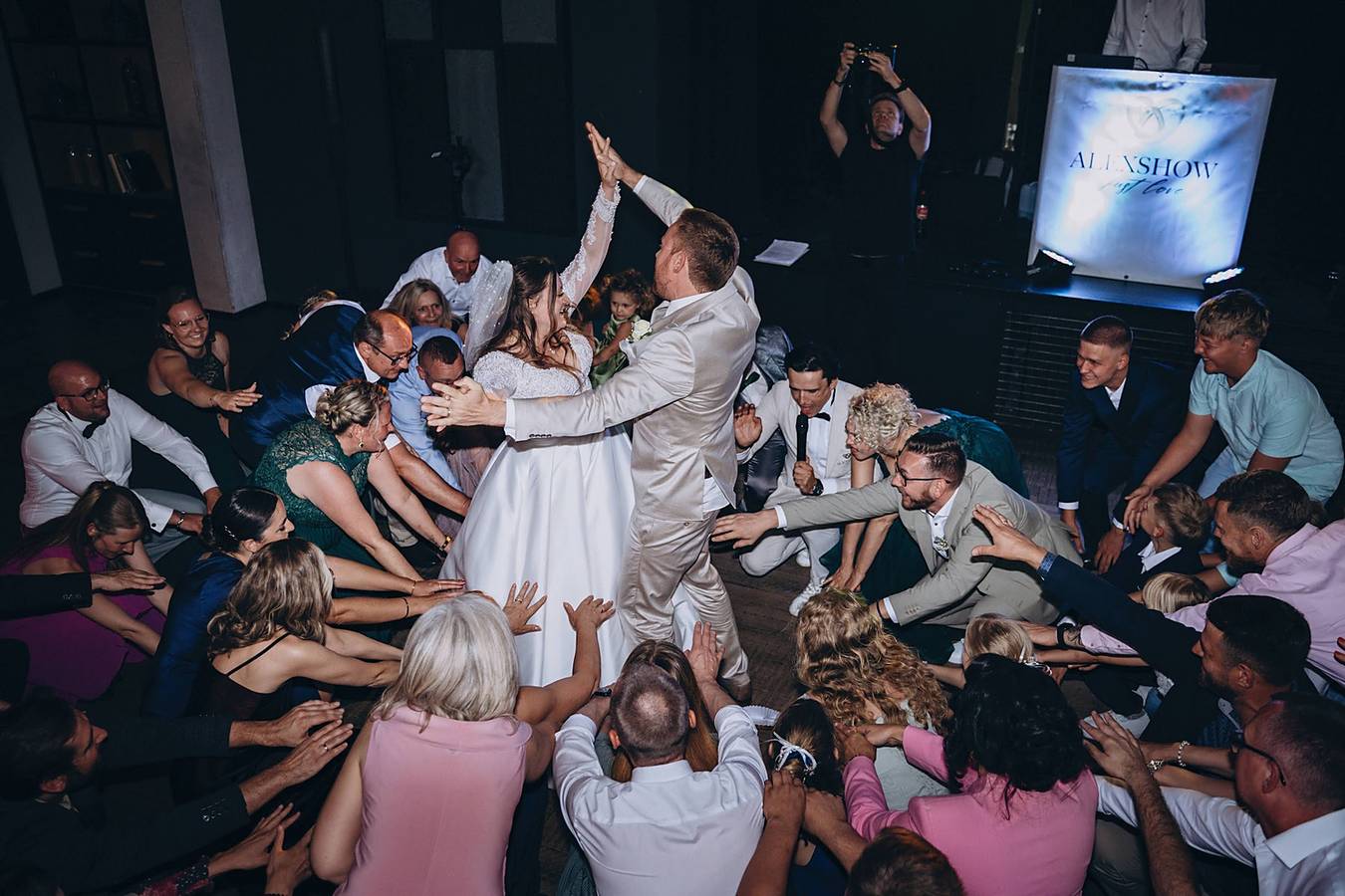 Gäste knien im Kreis um das tanzende Brautpaar bei einer Hochzeit in Frankfurt