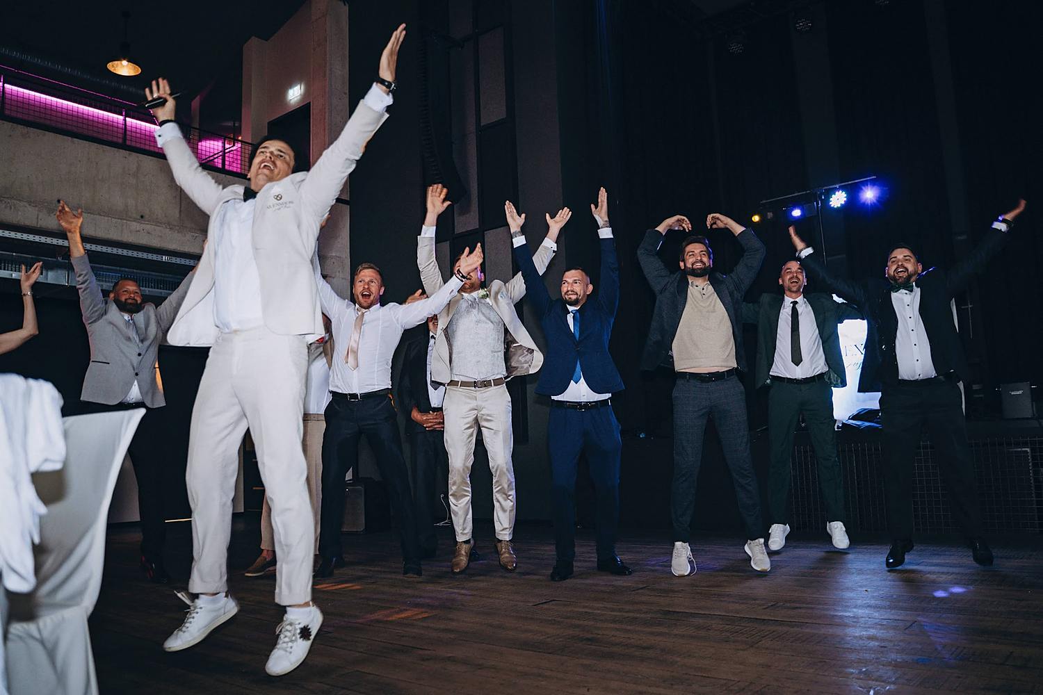 Ausgelassene Gäste feiern auf der Tanzfläche bei einer Hochzeit in Frankfurt