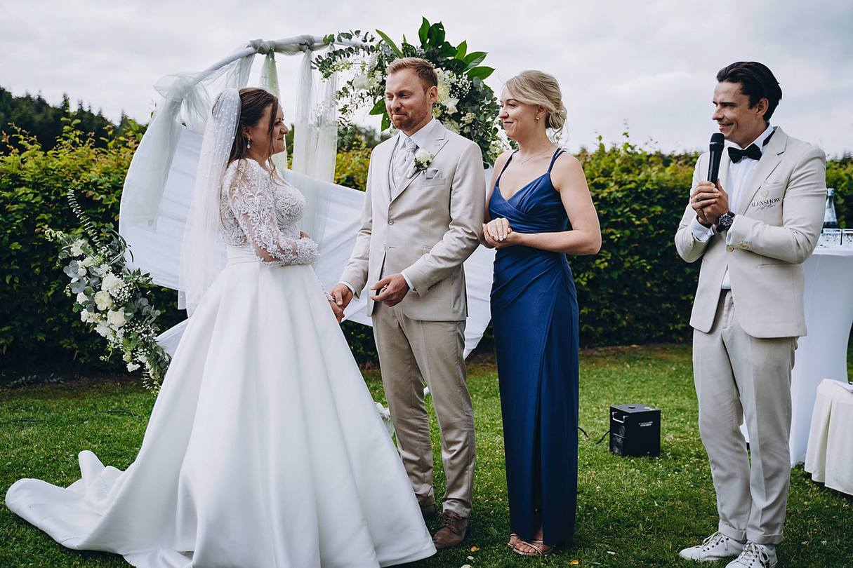 Brautpaar und Trauzeugin bei der Trauung einer Hochzeit in Frankfurt, begleitet von der Moderation