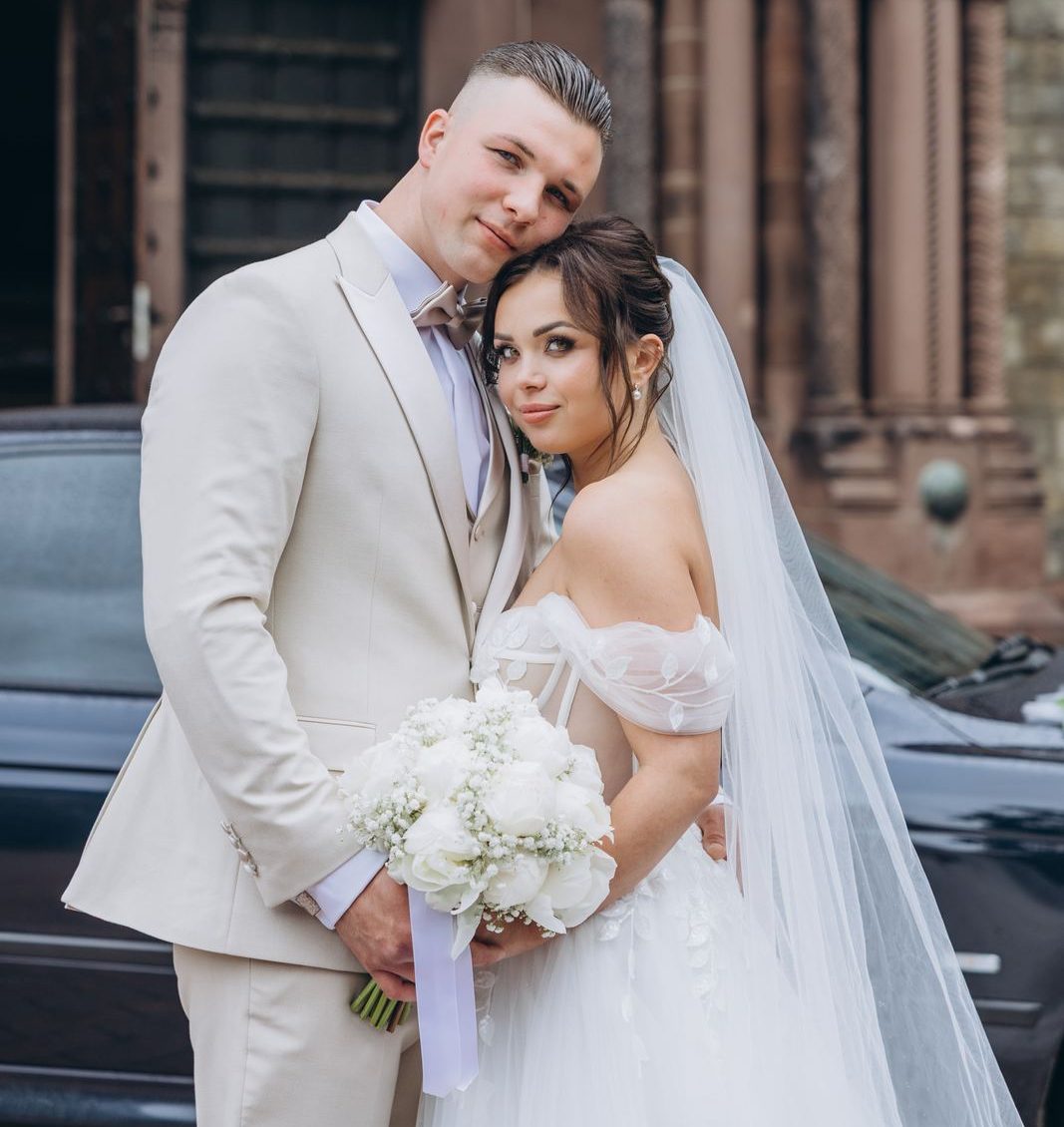 Primo piano degli sposi abbracciati durante il matrimonio