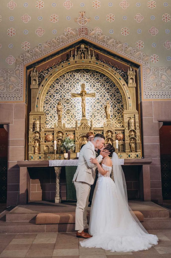 Braut wird von ihrem Vater durch den Mittelgang der Kirche zum Altar geführt bei einer Hochzeit in Köln