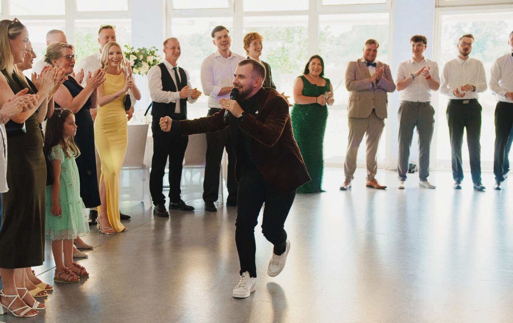 Hochzeitsmoderator Atem begeistert die Gäste bei einer Hochzeit in Berlin
