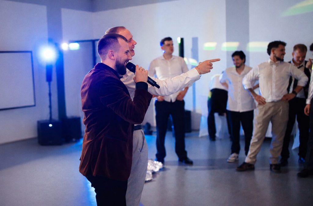 Hochzeitsmoderator Atem führt durch den Party-Abend einer Hochzeit in Düsseldorf
