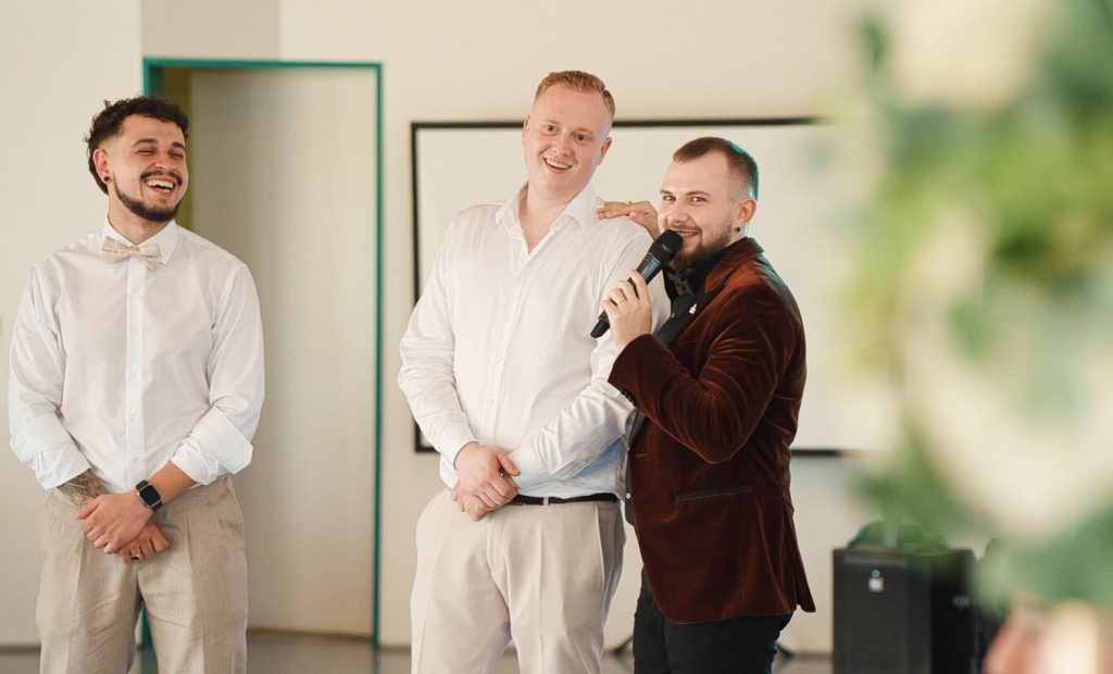 Hochzeitsmoderator Atem sorgt für gute Stimmung bei einer Hochzeit in Frankfurt