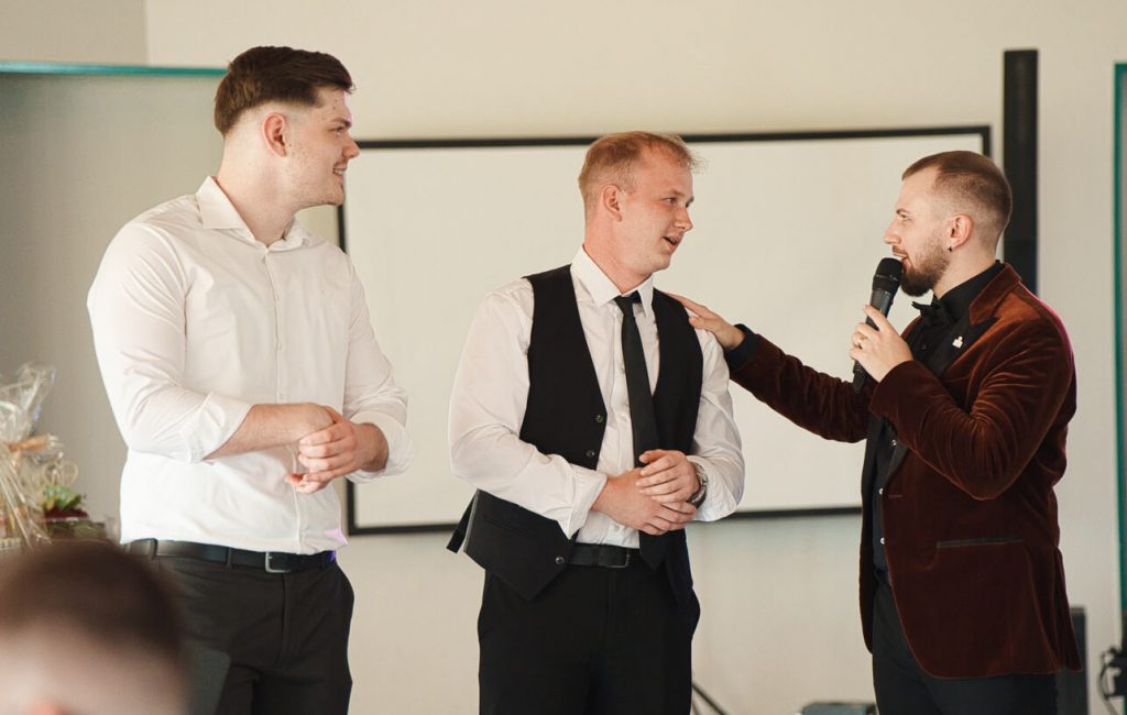 Hochzeitsmoderator Atem im Gespräch mit den Gästen bei einer Feier in Köln
