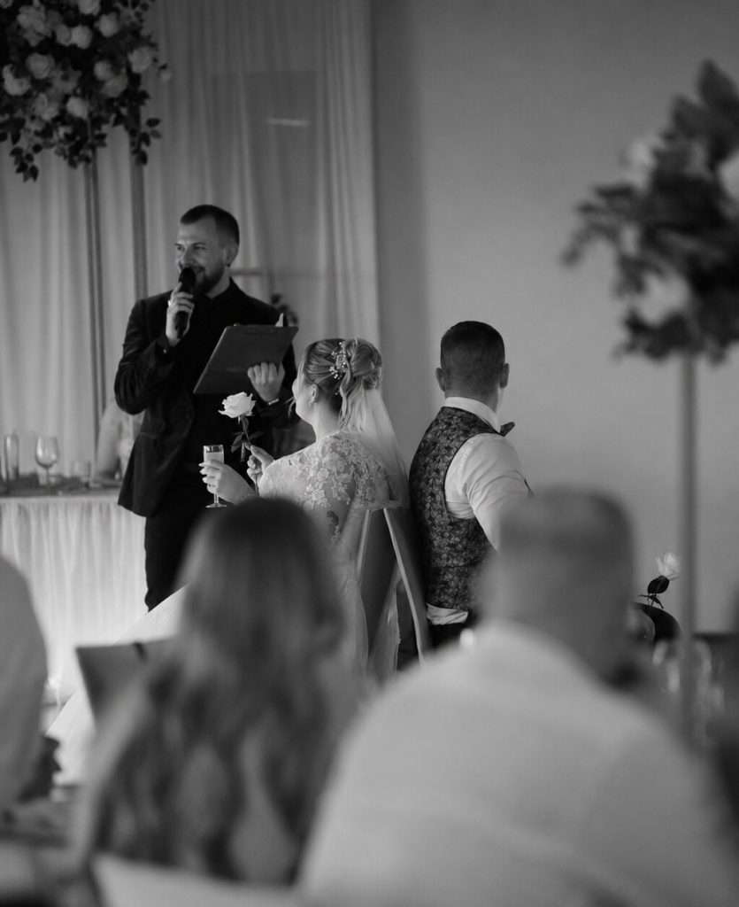 Hochzeitsmoderator Atem hält die Moderation für Braut und Bräutigam in Stuttgart
