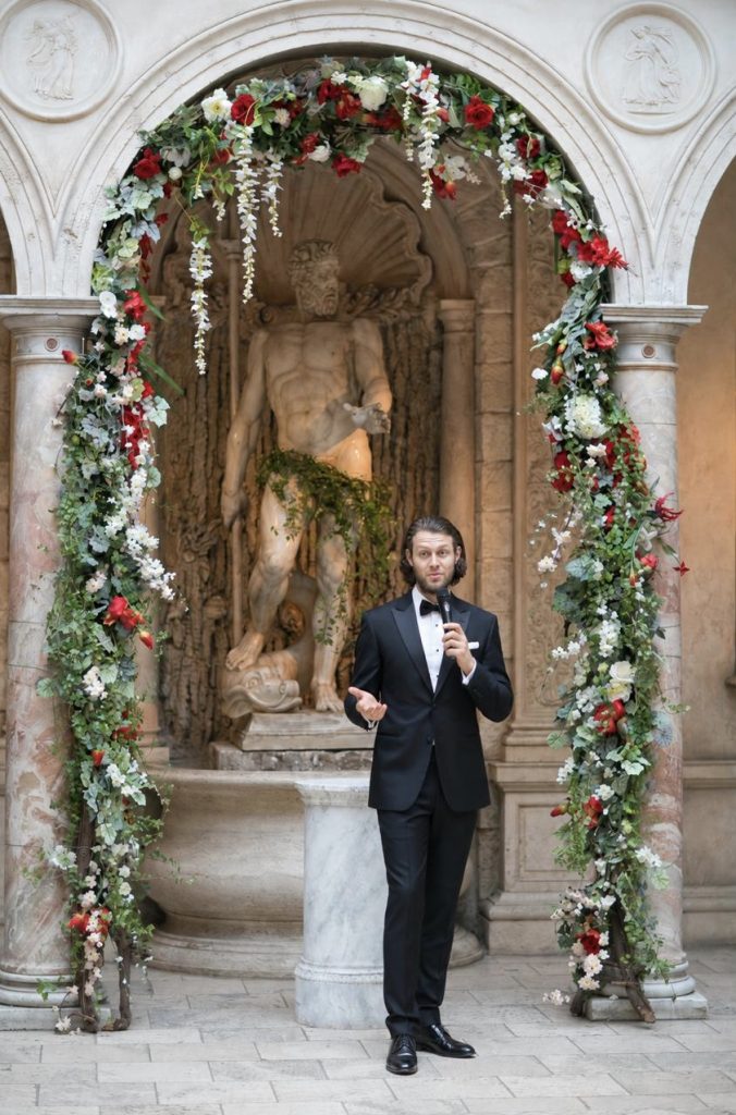 Hochzeitsmoderator begleitet eine freie Trauung in einer exklusiven Hochzeitslocation in Italien.