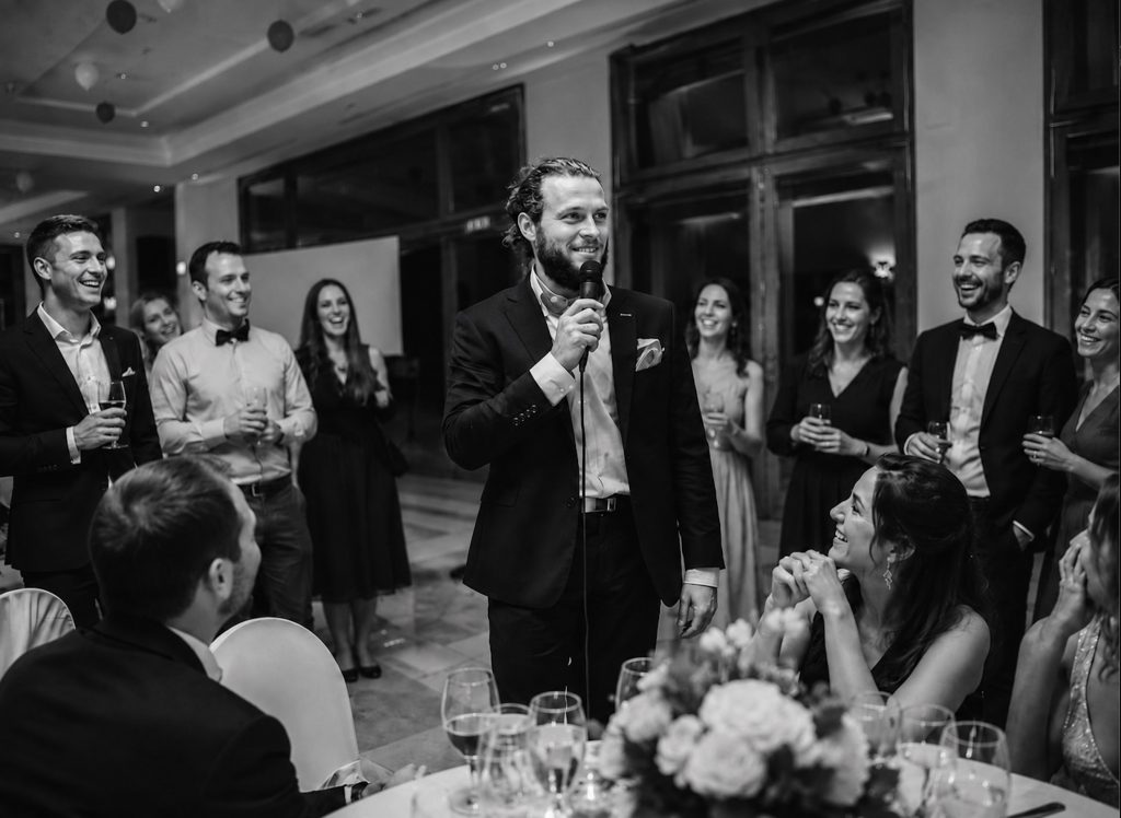 Hochzeitsmoderator Jonny bei einer emotionalen Hochzeitsrede in Deutschland