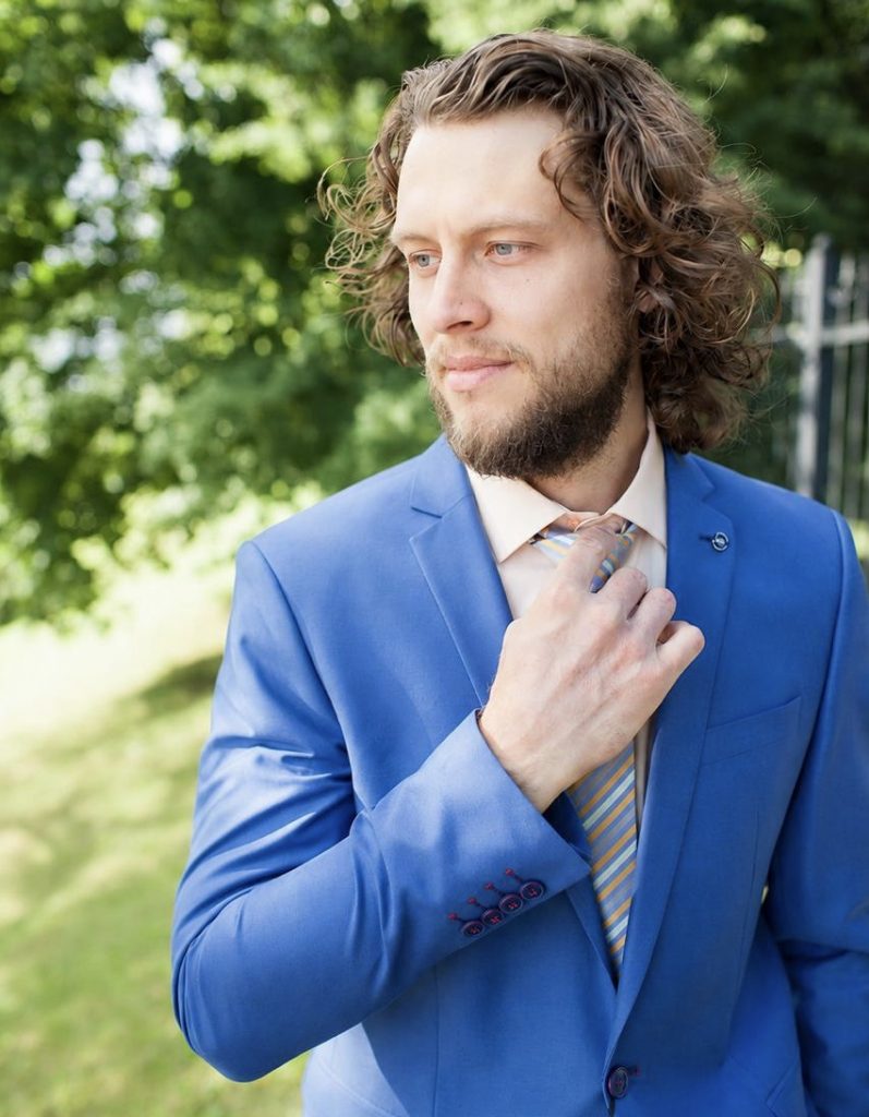 Jonny – moderner Hochzeitsmoderator für exklusive Hochzeiten mit Persönlichkeit.
