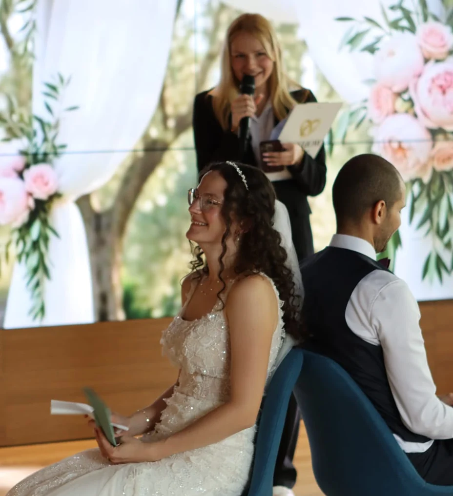 Hochzeitsmoderatorin führt das Hochzeitsspiel Wie gut kennt das Brautpaar einander – das Brautpaar antwortet mit Kärtchen.