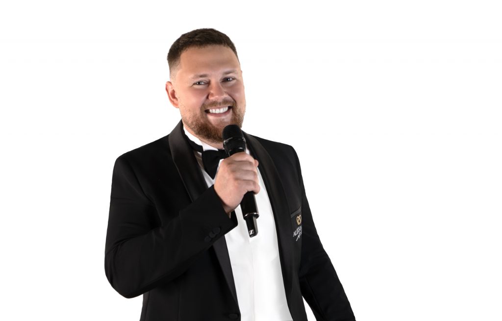 Tamada Demy – Moderator und Entertainer im Anzug