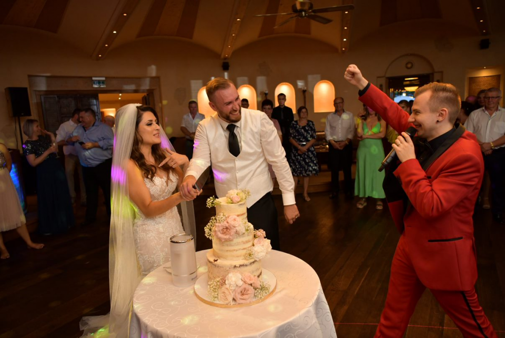 Tamada Atem moderiert den Tortenanschnitt bei einer Hochzeit